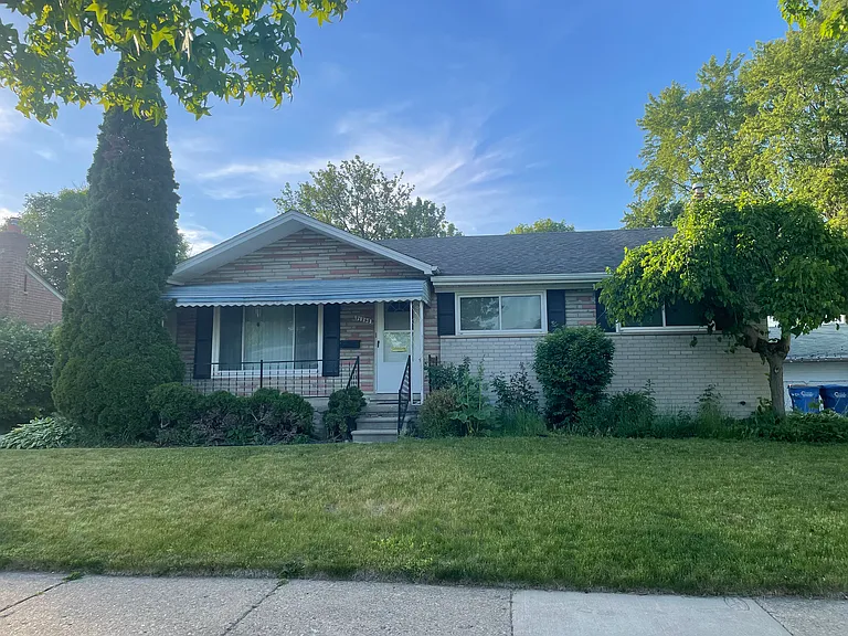 31395 Lyons Cir W — Photo 1