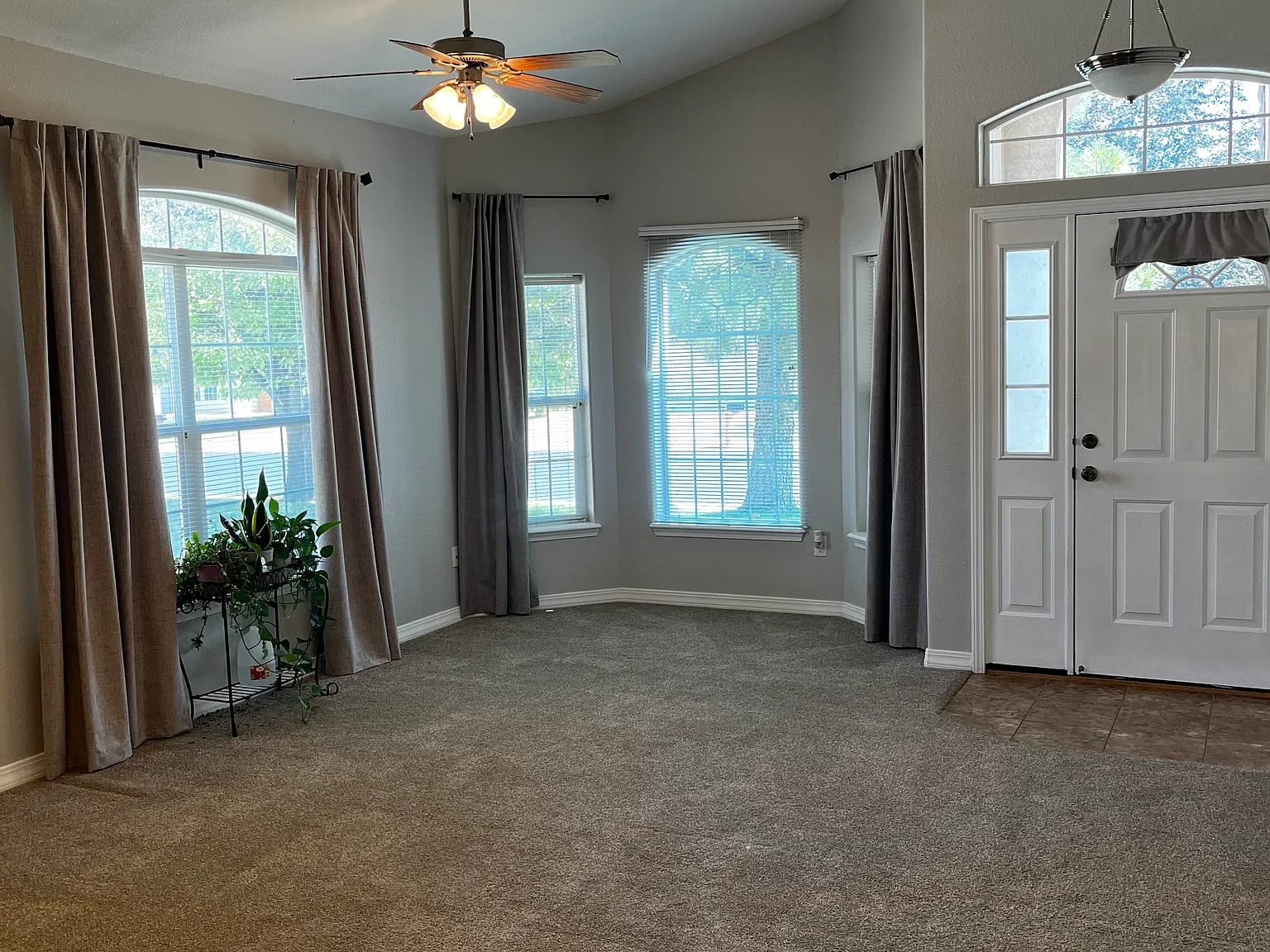 1013 Cedarcrest Dr — Photo 4