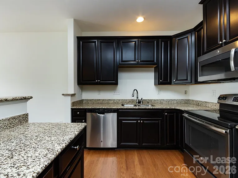 2436 Silverthorn Dr — Photo 13