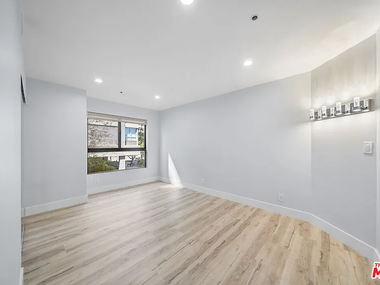 727 S Ardmore Ave #108 — Photo 16