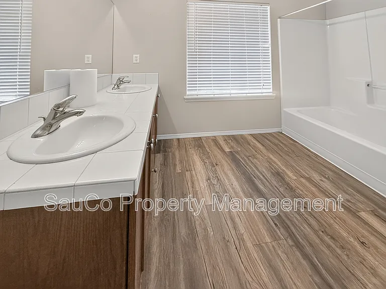 948 SE Elina Ave — Photo 3