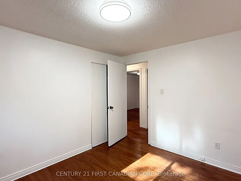 80 Rollscourt Pl — Photo 12