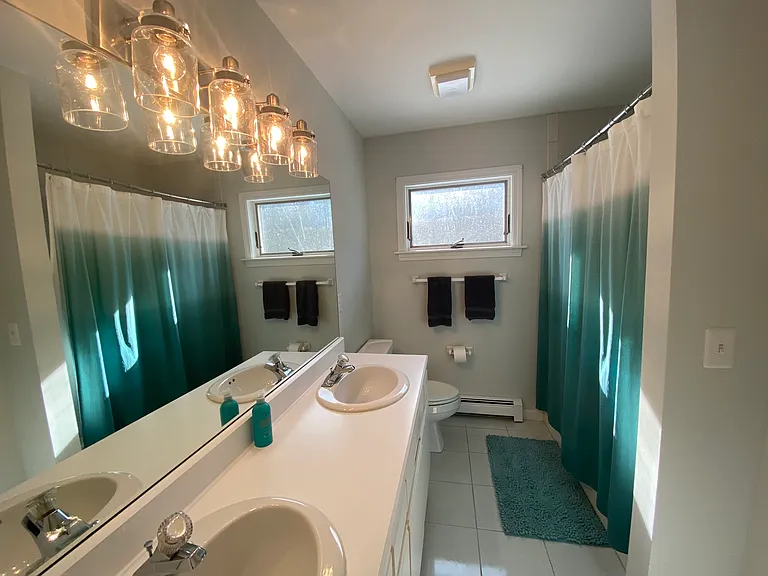 2nd Upstairs Bathroom