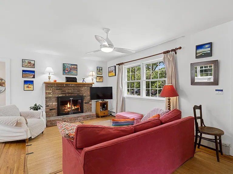 232 Norfolk Dr — Photo 2
