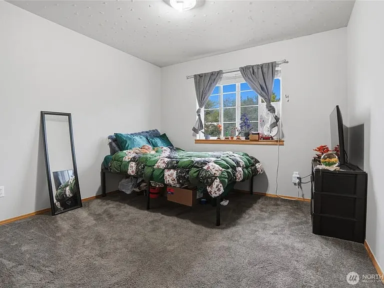 665 Tufts Ave E — Photo 19