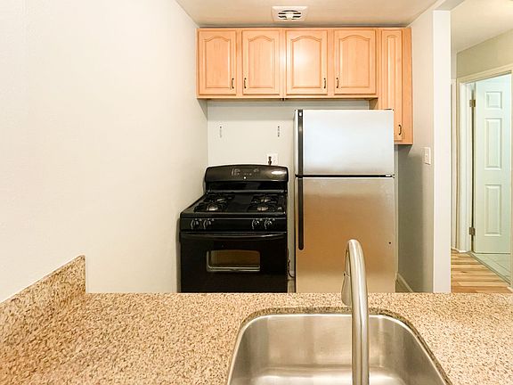 4th image of 3025 Park Blvd #10