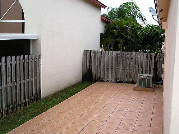 Side Patio - Maintenance Free