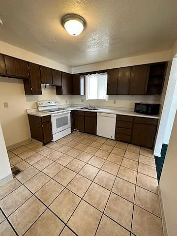 7513 W Emerald St — Photo 2