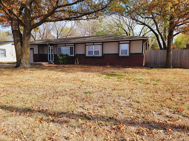 1744 S Lark Ln — Photo 2