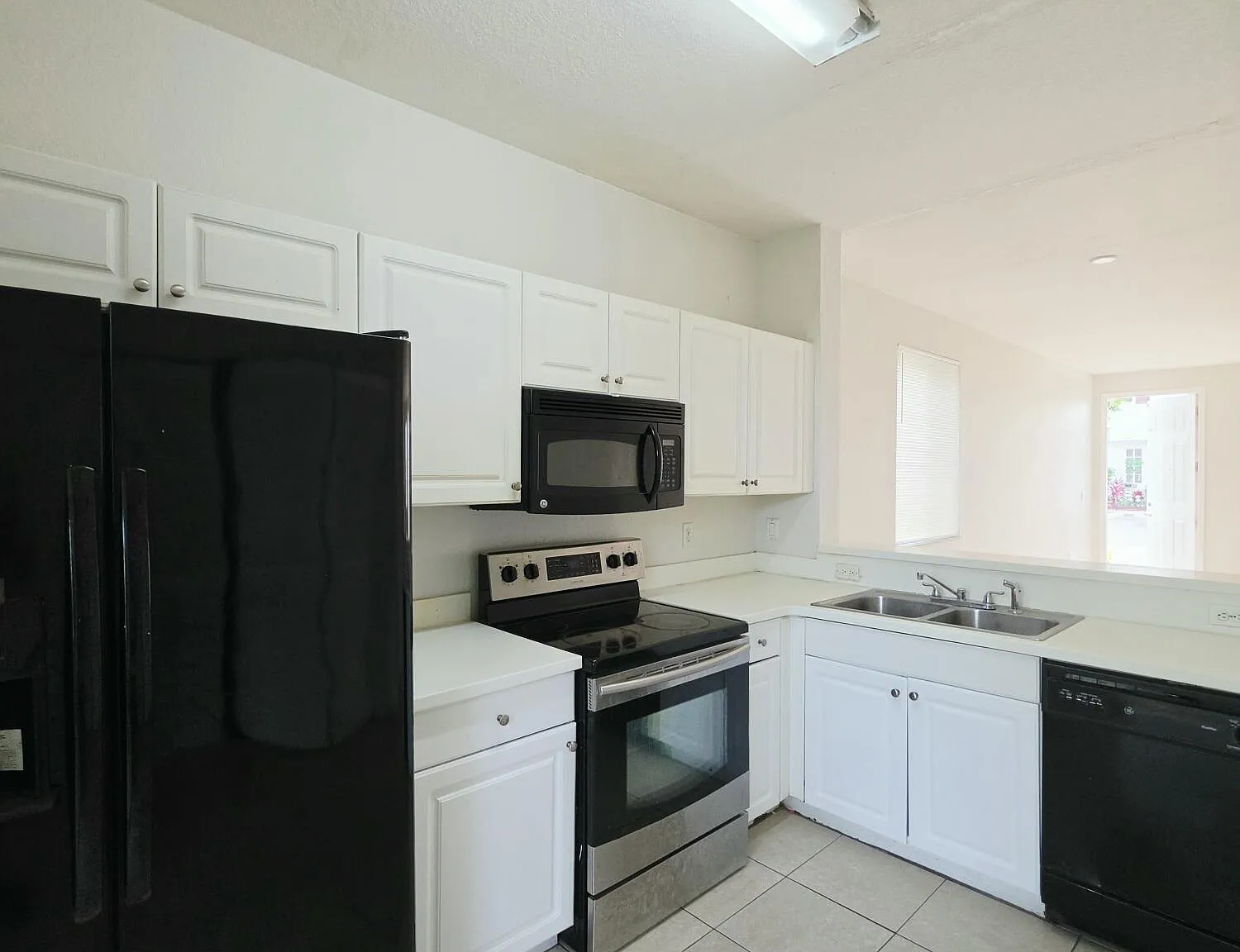 3 bed, 2.5 bath, 1344 sqft, $2,100 — Photo 4