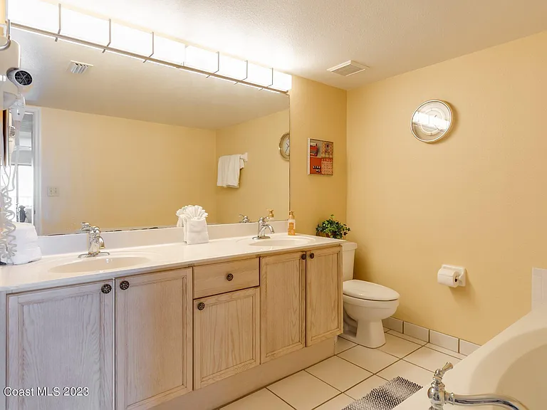 555 Harrison Ave #402 — Photo 25