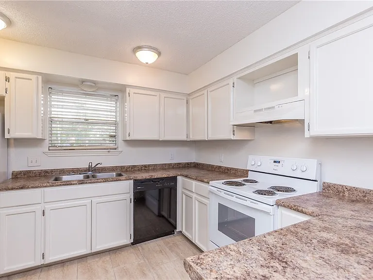 5133 Middlecoff Rd — Photo 9