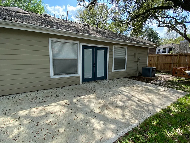8443 Lake Crystal Dr — Photo 2