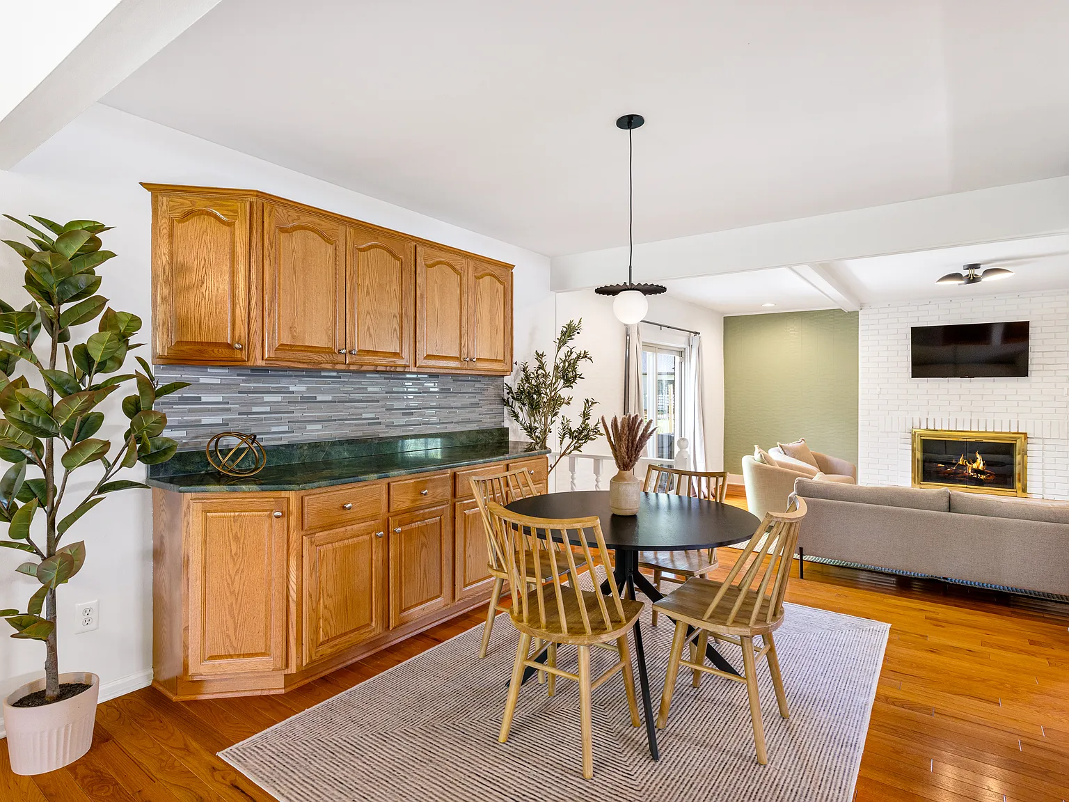 4 bed, 2.5 bath, 1940 sqft, $7,250 — Photo 4