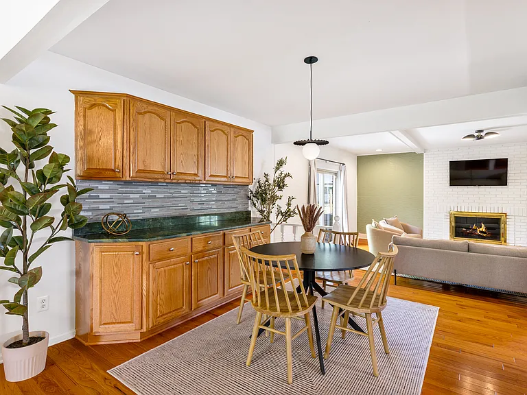 2140 Adrienne Dr — Photo 4
