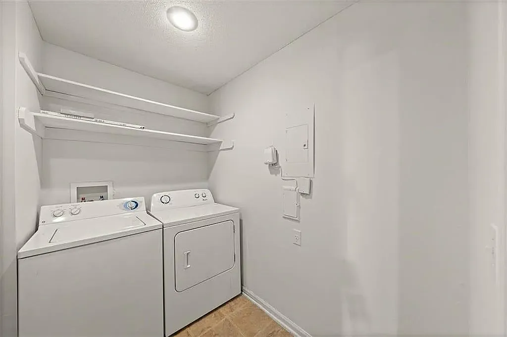 2 bed, 1043 sqft, $1,595 — Photo 2