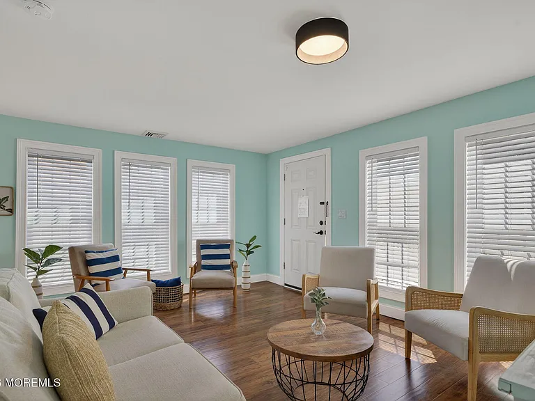 32 Franklin Ave — Photo 17