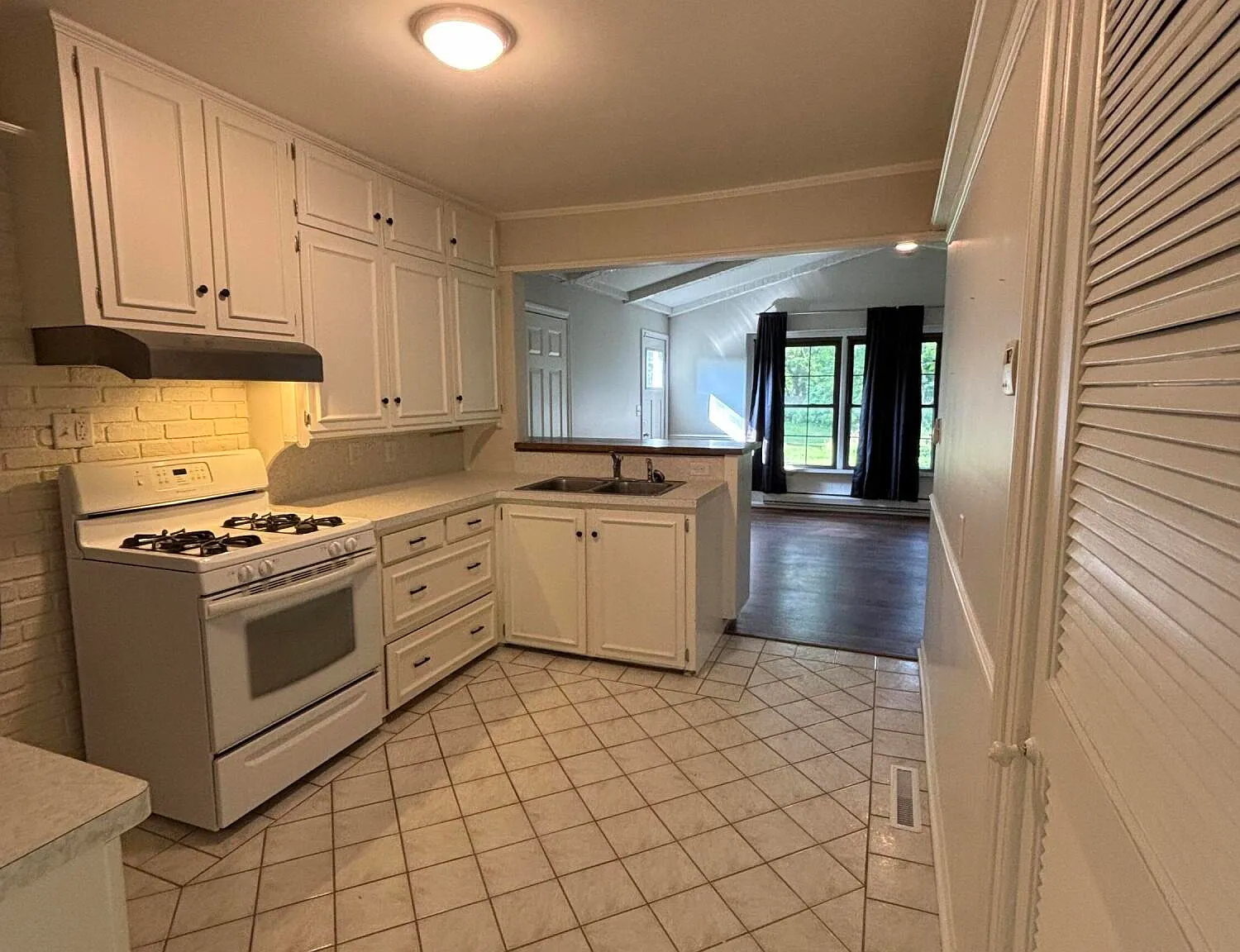 1 bed, 1.5 bath, 2750 sqft, $1,150 — Photo 4