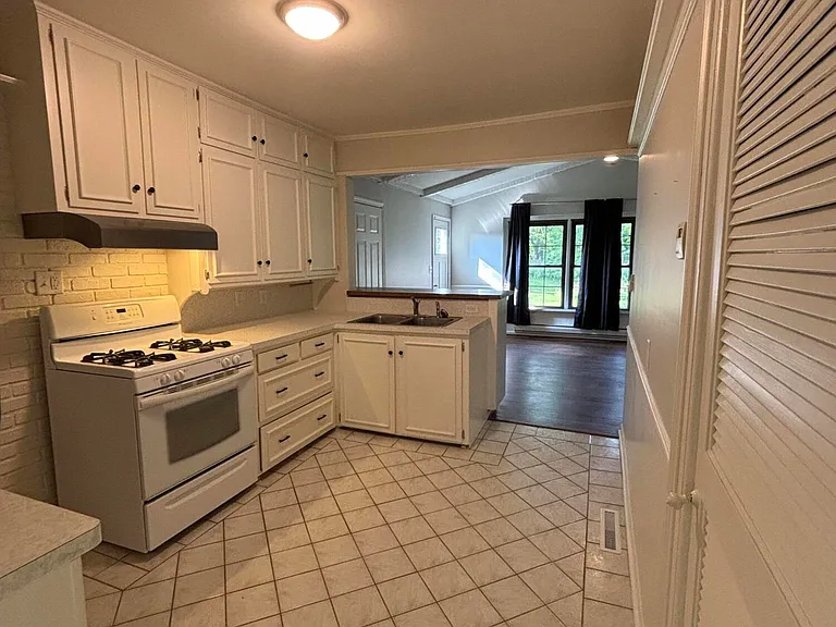233 Monroe St #A — Photo 4
