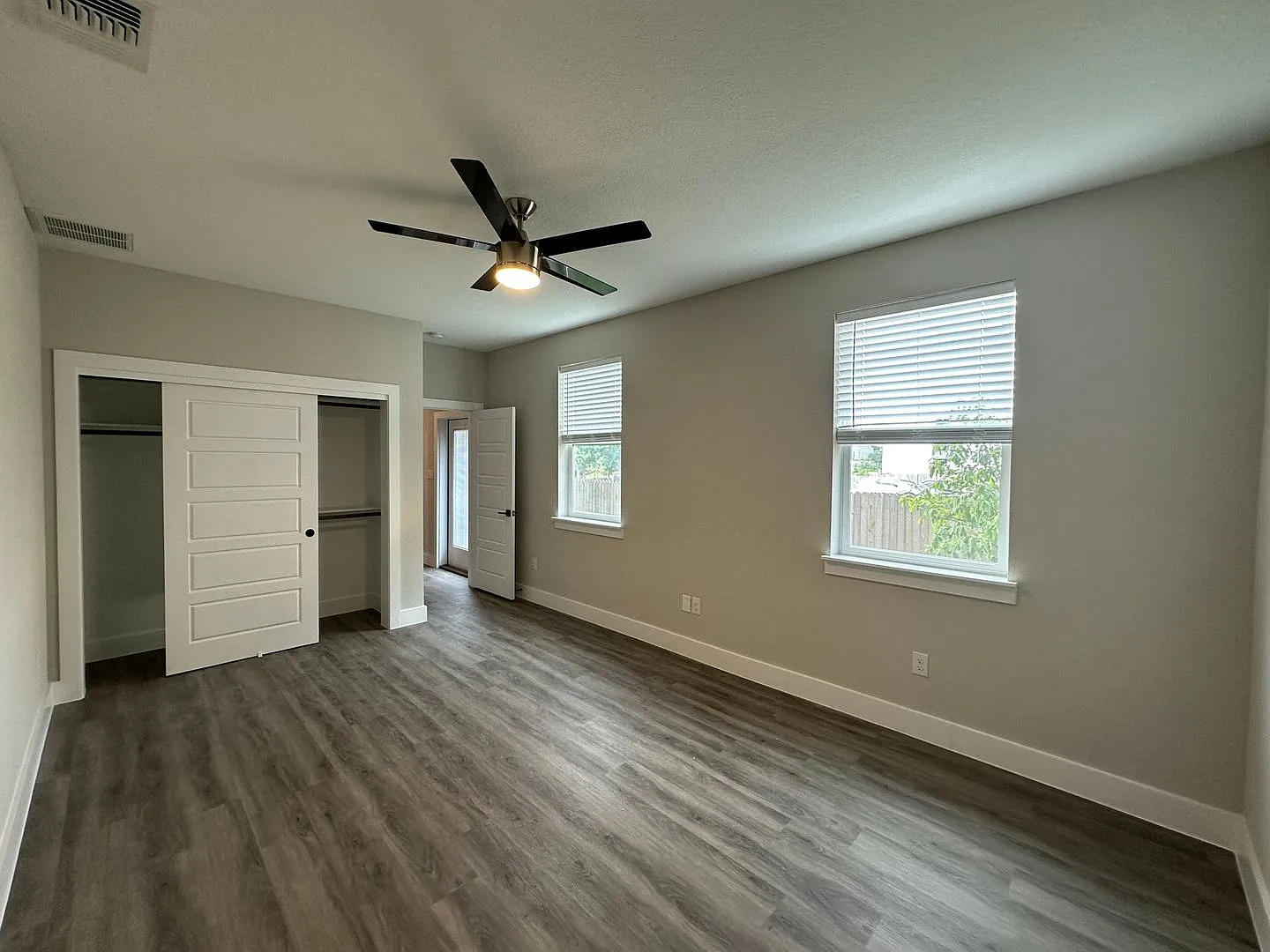Luxury 3-Bedroom Alamo Heights Townhome — Photo 3