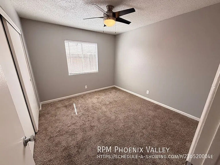 Glendale Groves — Photo 12