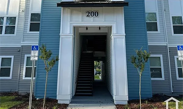 2321 NE 3rd St — Photo 3