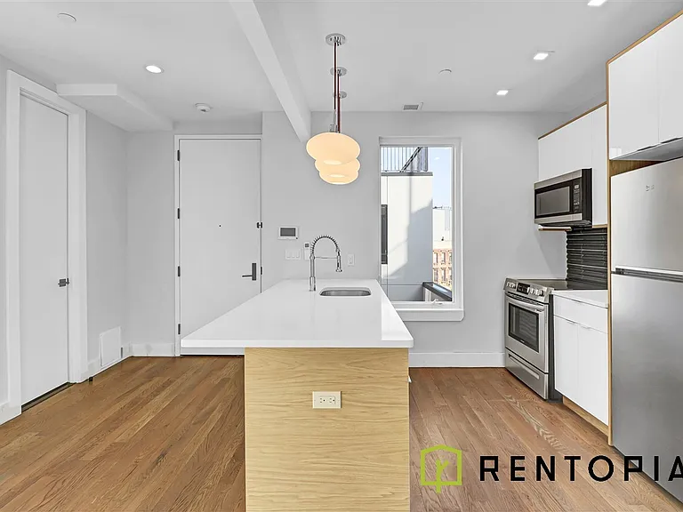 379 S 1st St #301A — Photo 2