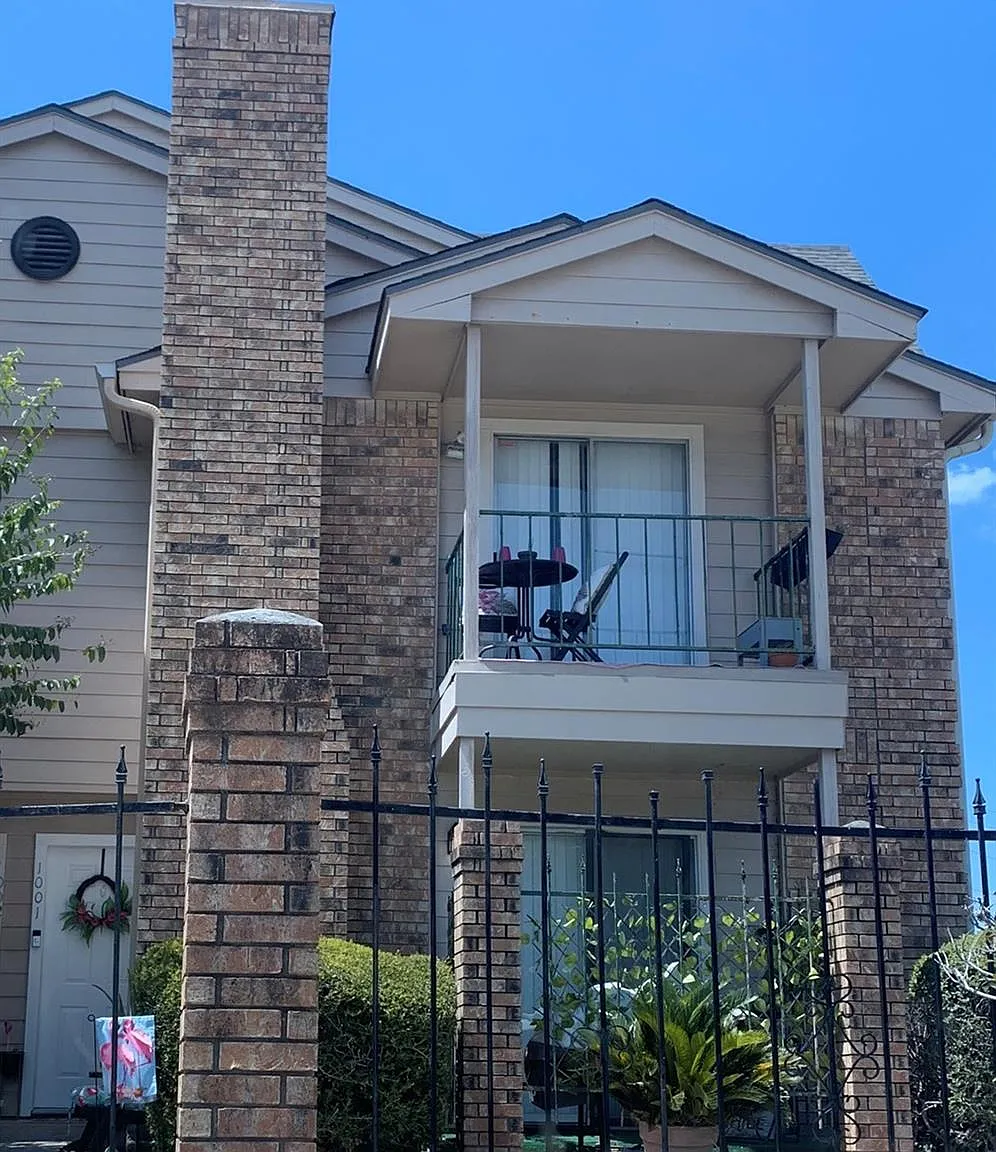 1 bed, 1.5 bath, 909 sqft, $1,200 — Photo 1