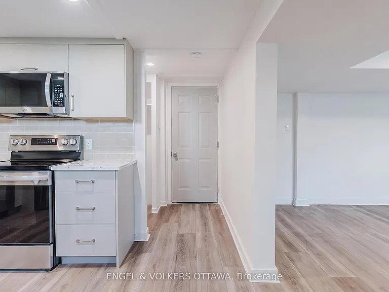 896 Pinewood Cres #3 — Photo 6