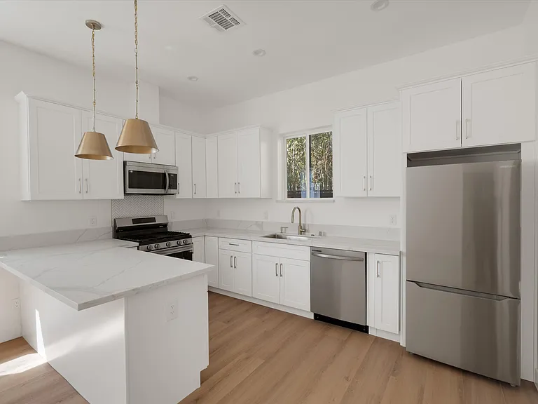 10558 Encino Ave — Photo 4