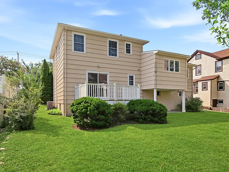 60 Oakland Ave — Photo 36