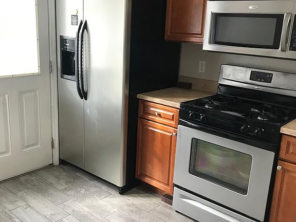 3rd image of 915 NW 18th Ave