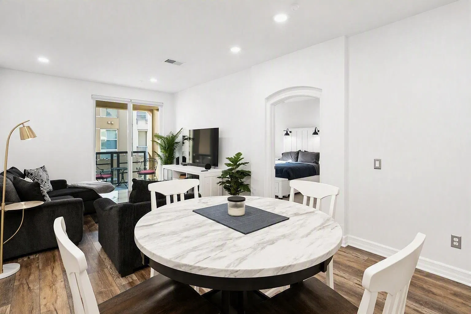 2 bed, 1077 sqft, $3,500 — Photo 3