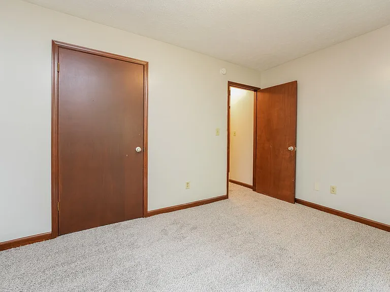 116 Adrian Dr — Photo 12