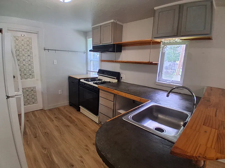 224 1/2 S Lowry St — Photo 4