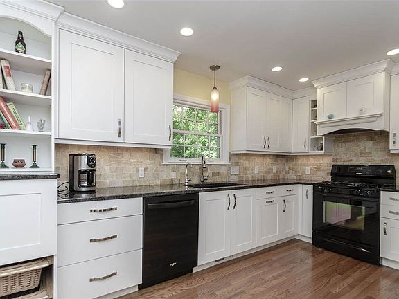 3rd image of 1416 Country Club Ln