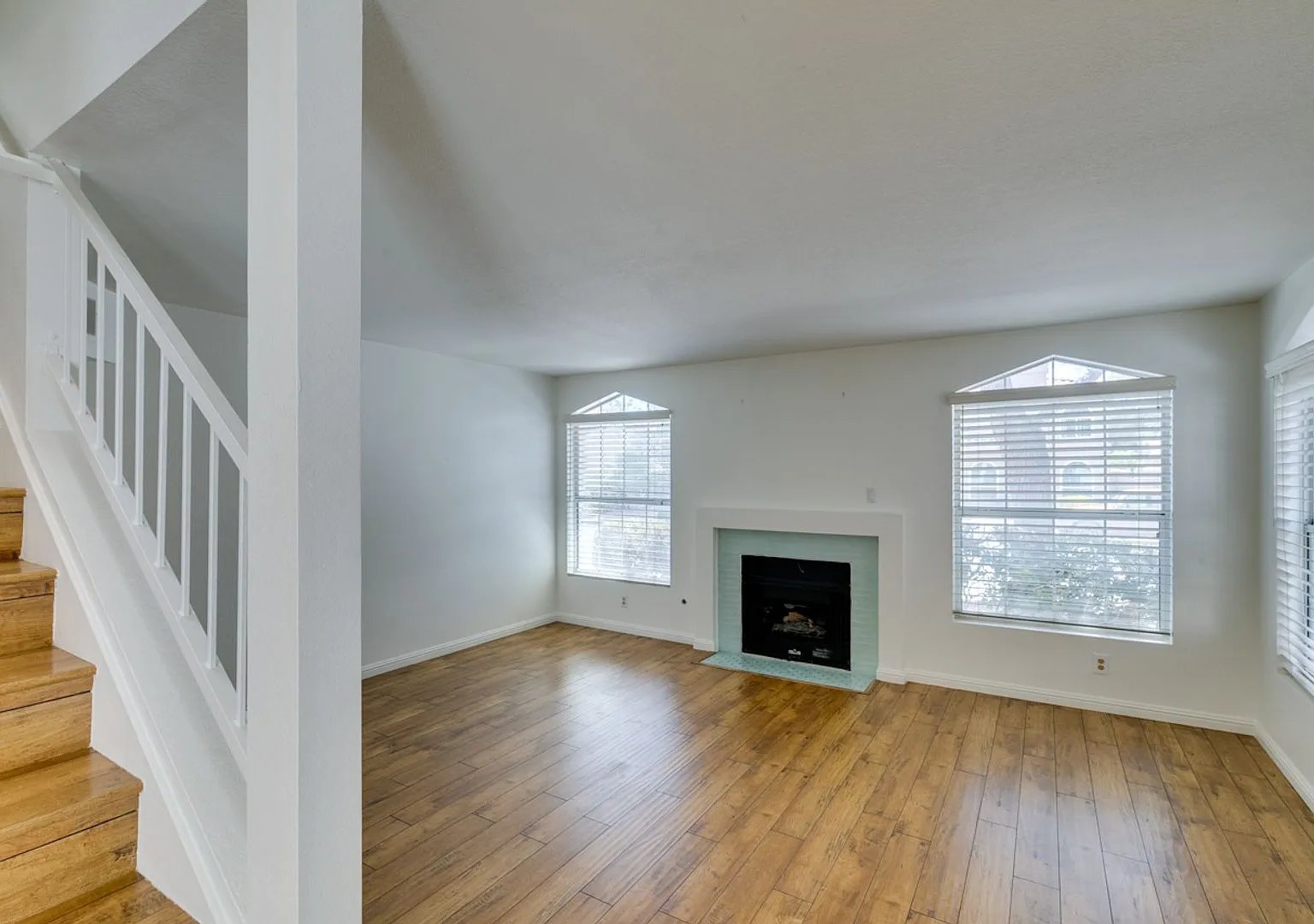 Beautifully upgraded 3-bedroom Green Valley townhome with stylish designer finishes — Photo 4