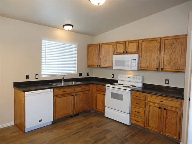 3 bed, 2.0 bath, 1716 sqft, $2,295 — Photo 2