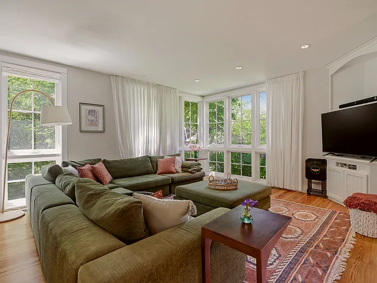 130 Carroll Ave — Photo 8