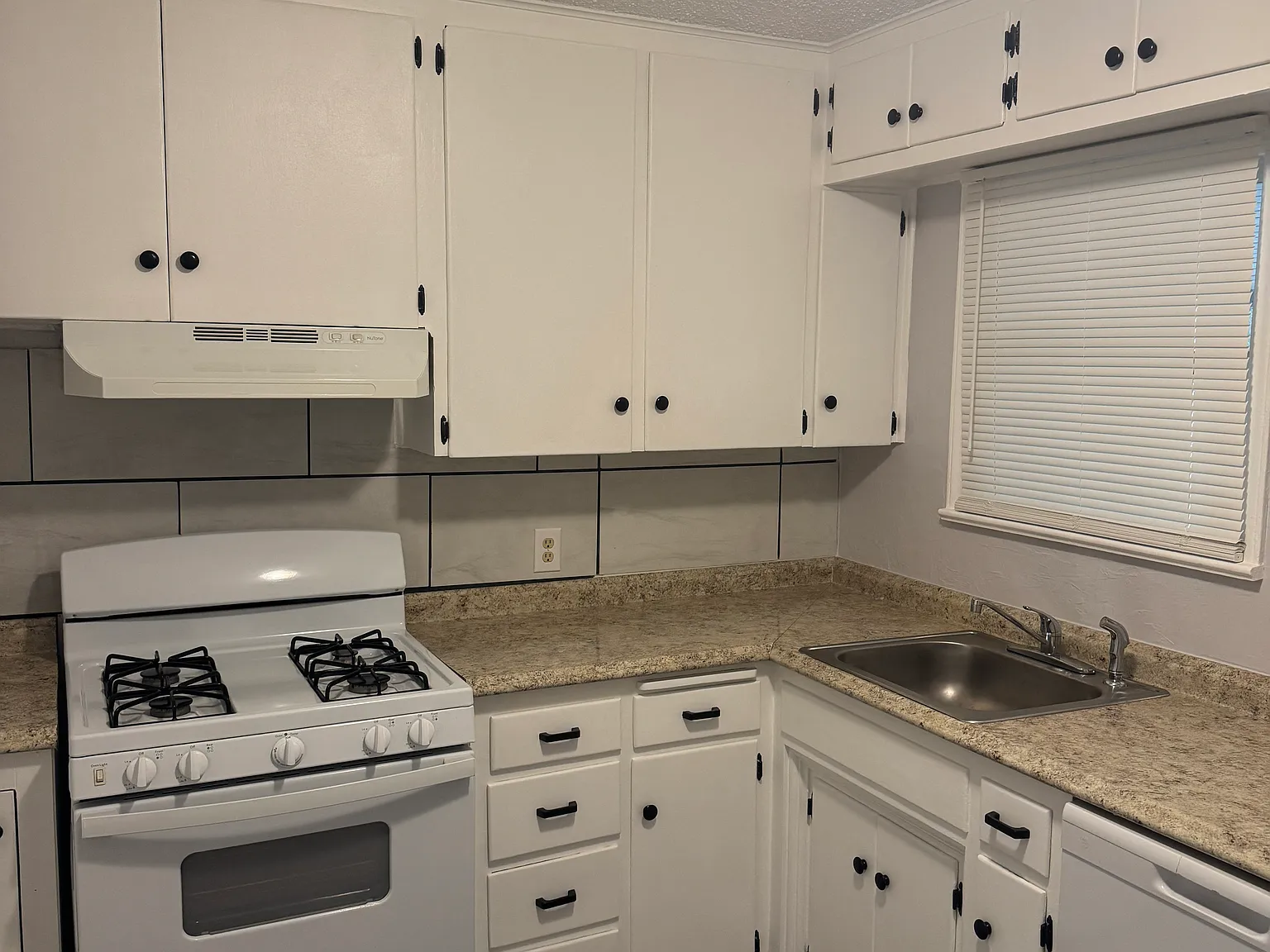 4 bed, 1133 sqft, $1,400 — Photo 1