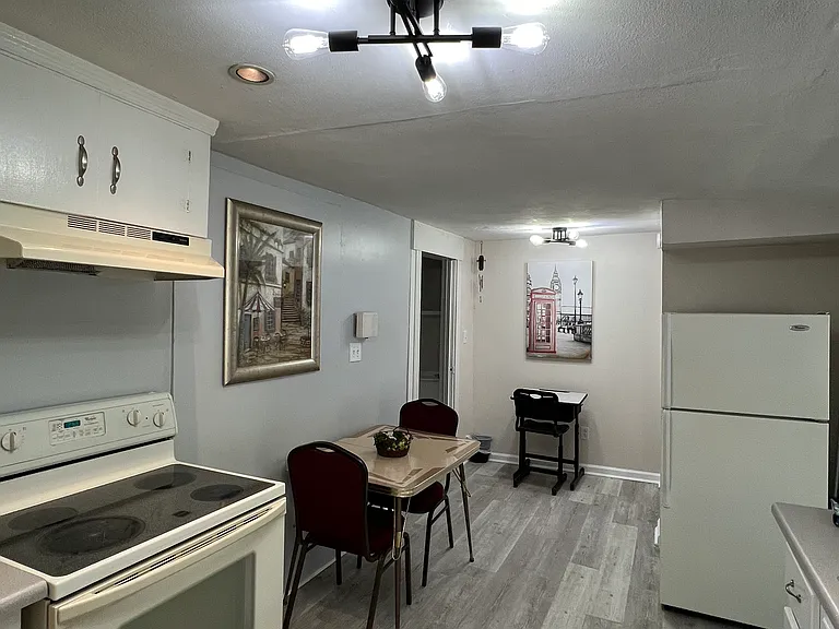 122 Harmon Ave #B — Photo 4
