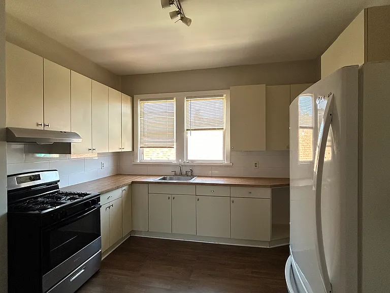 263 E 22nd St #2 — Photo 2