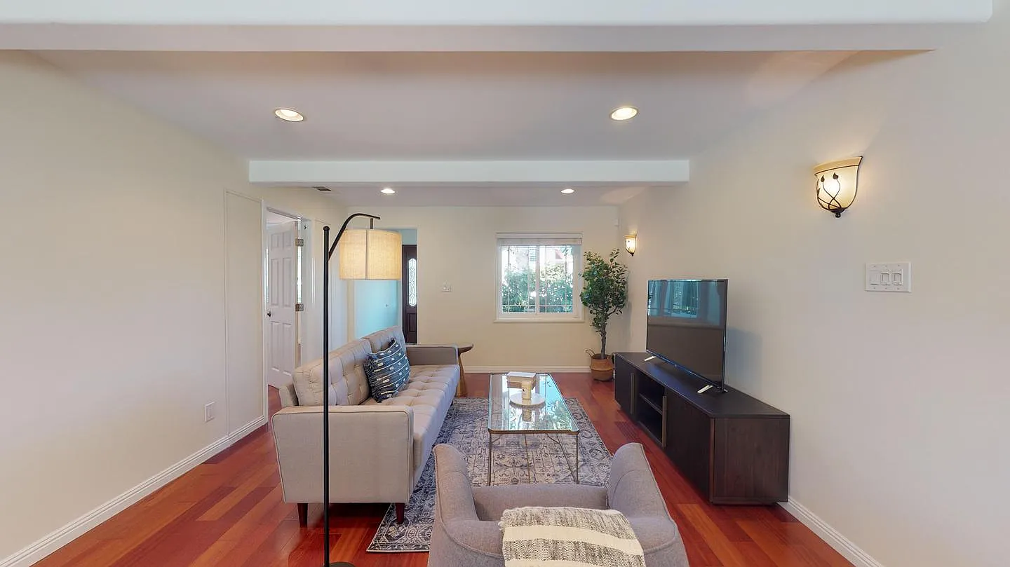 Private Bedroom in Wonderful Cupertino Home With Backyard Garden — Photo 1