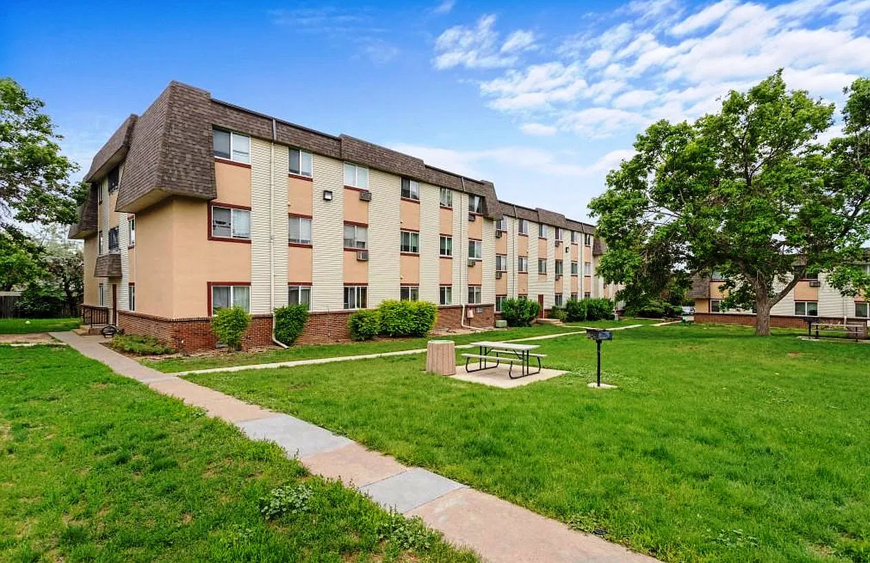 3 bed, 859 sqft, $1,550 — Photo 1