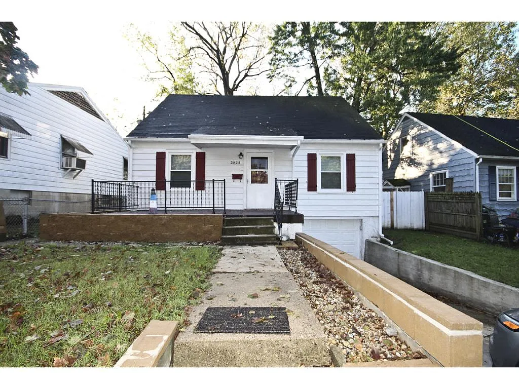 2025 Dickinson Pl photo 1