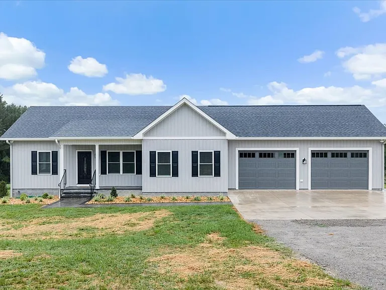 246 Magnolia Dr — Photo 2