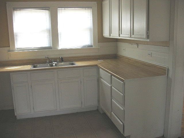 2nd image of 2754 Desplaines St