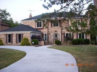9775 Shenandoah Dr, Brecksville, OH 44141