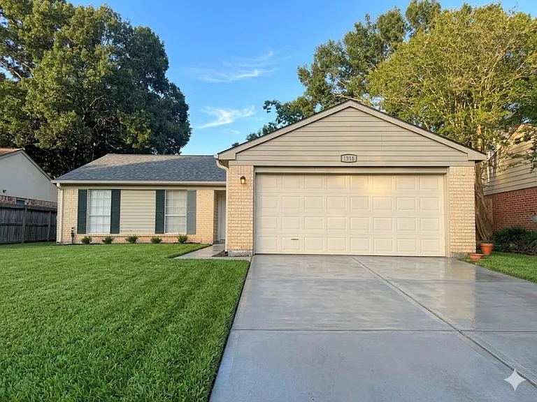 1318 Sand Stone Dr — Photo 1