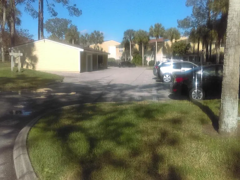Entering La Sierra Court